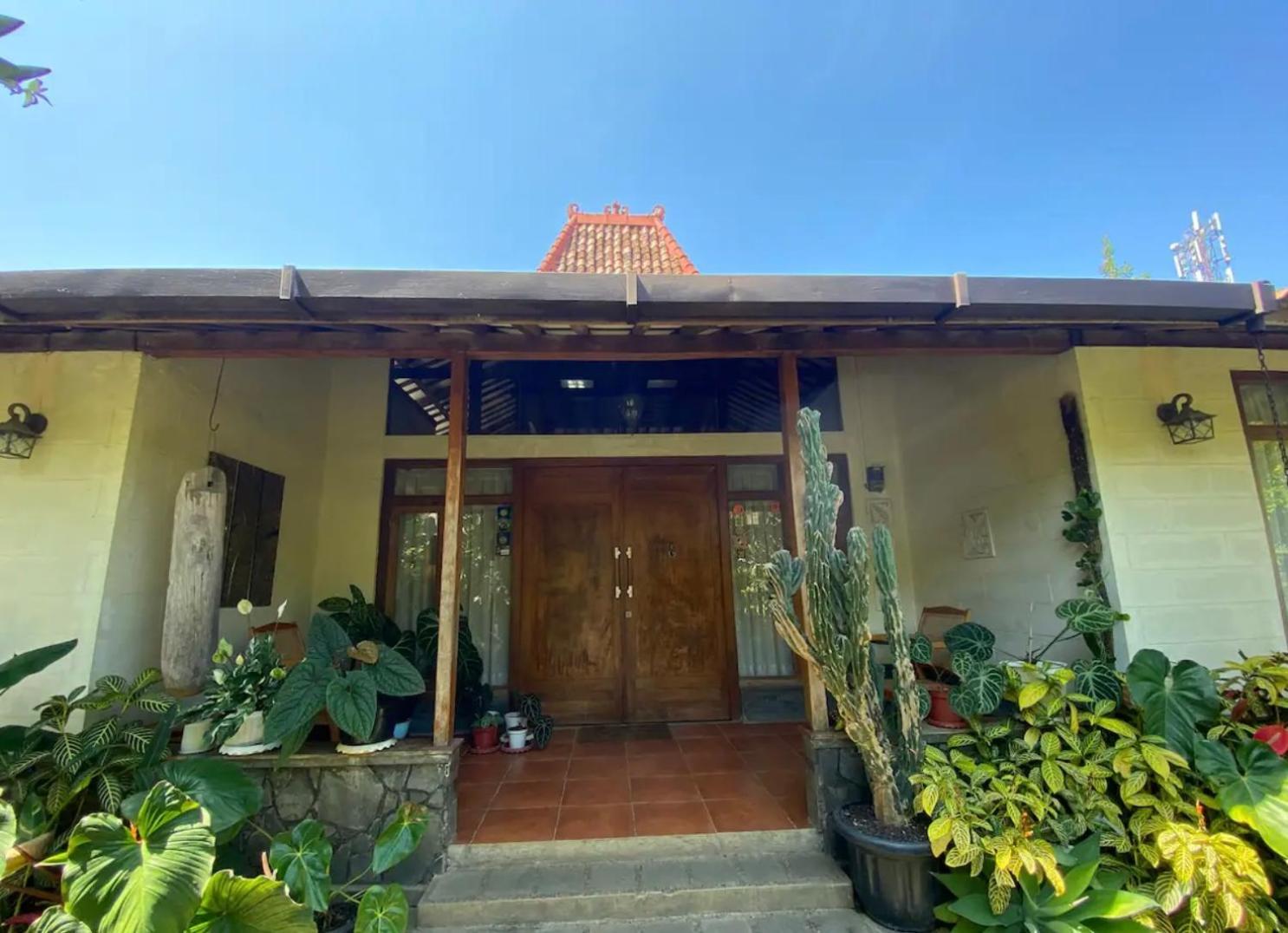 The Joglo Villa Bandung Exterior photo